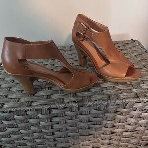 Sofft Tan Heels 7.5 leather like new